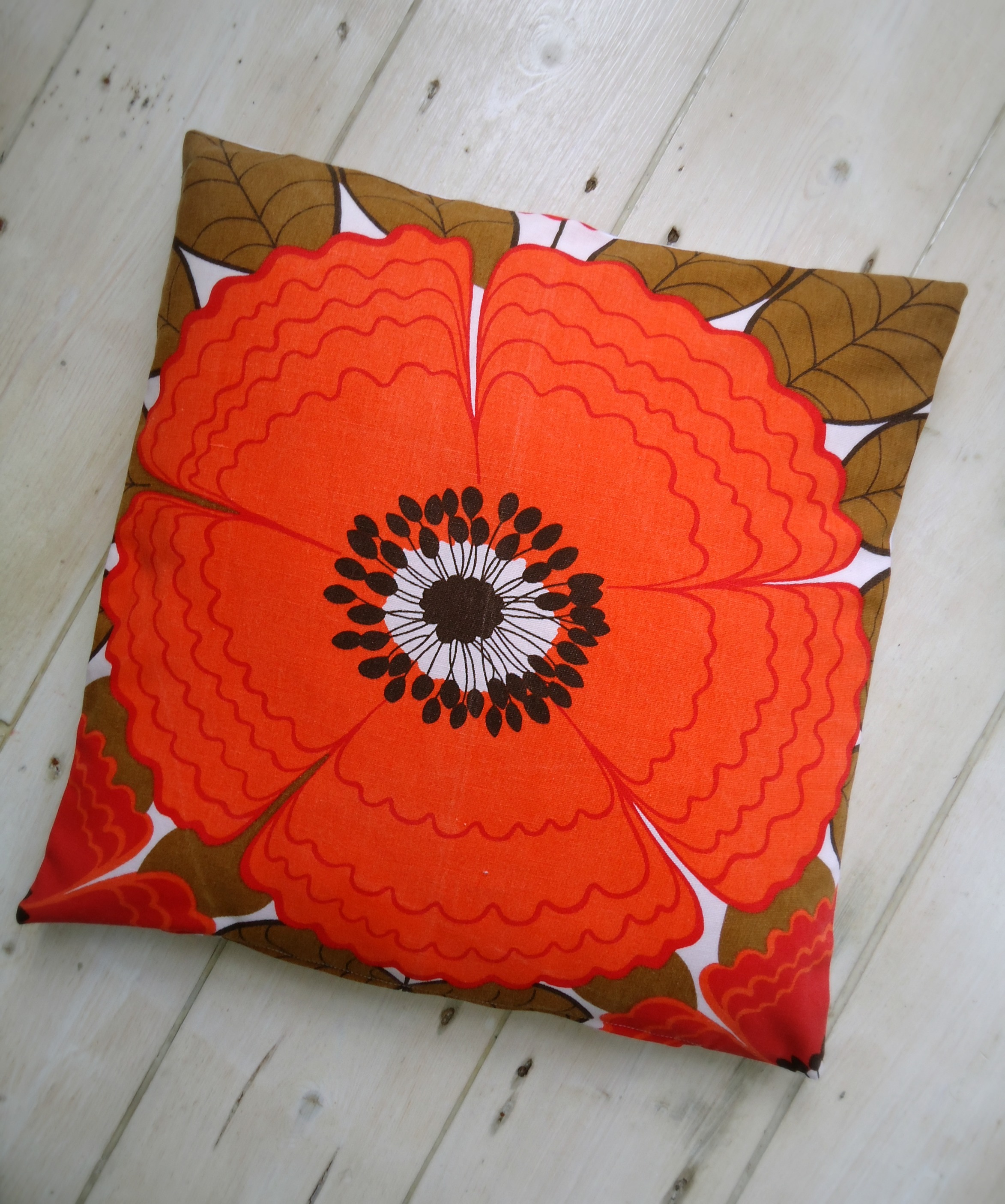 modflowers: red big flower cushion