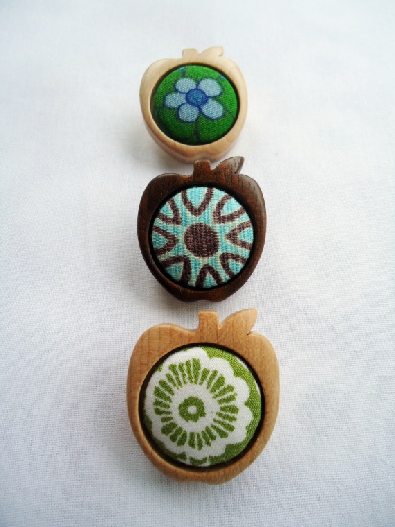 apple brooches2 570