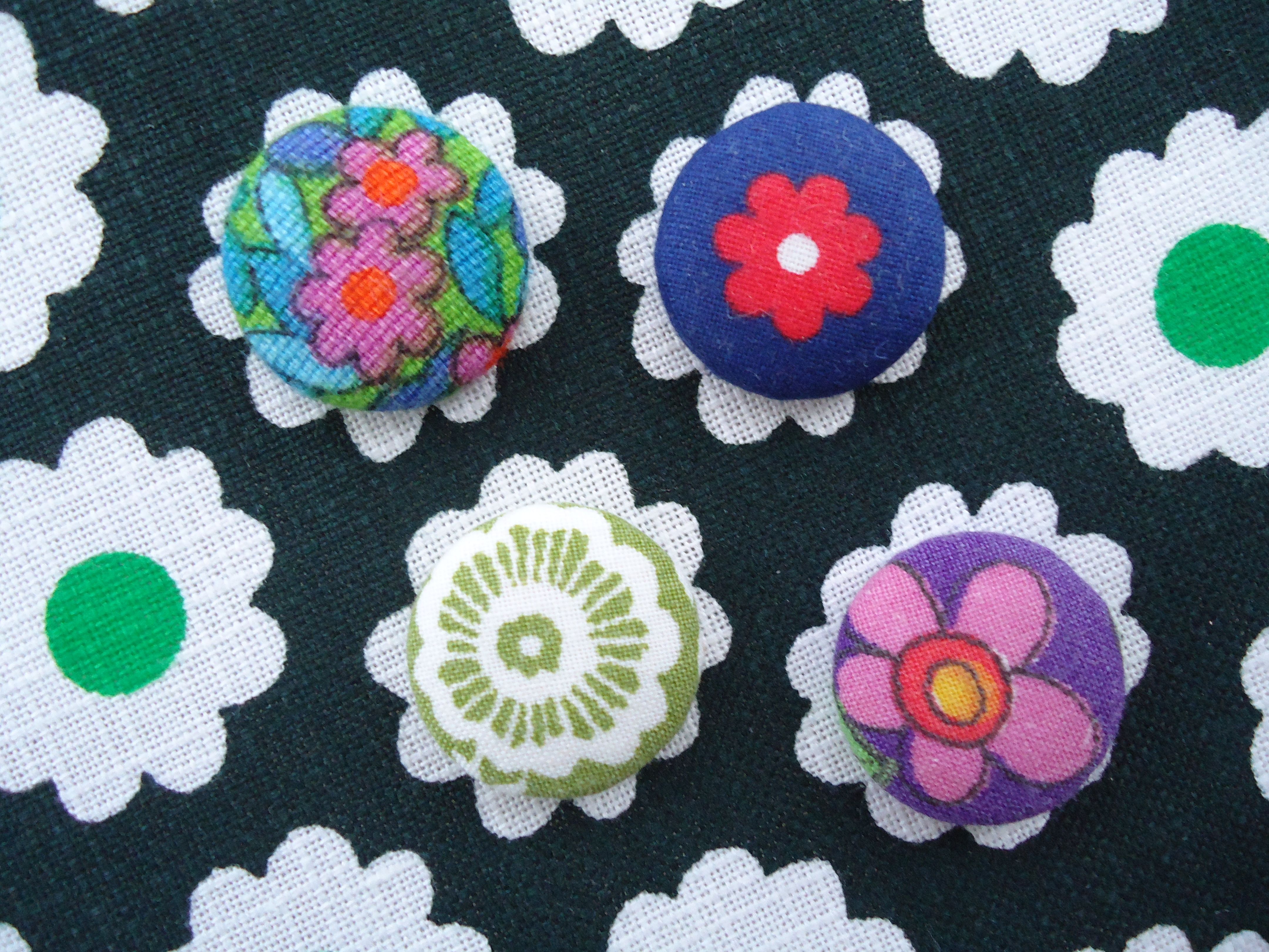 modflowers: buttons for brooches