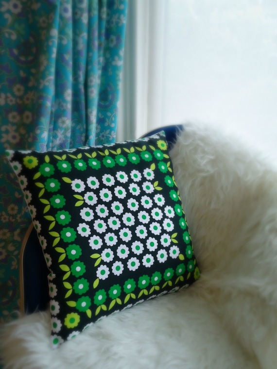 modflowers: green flowers cushion