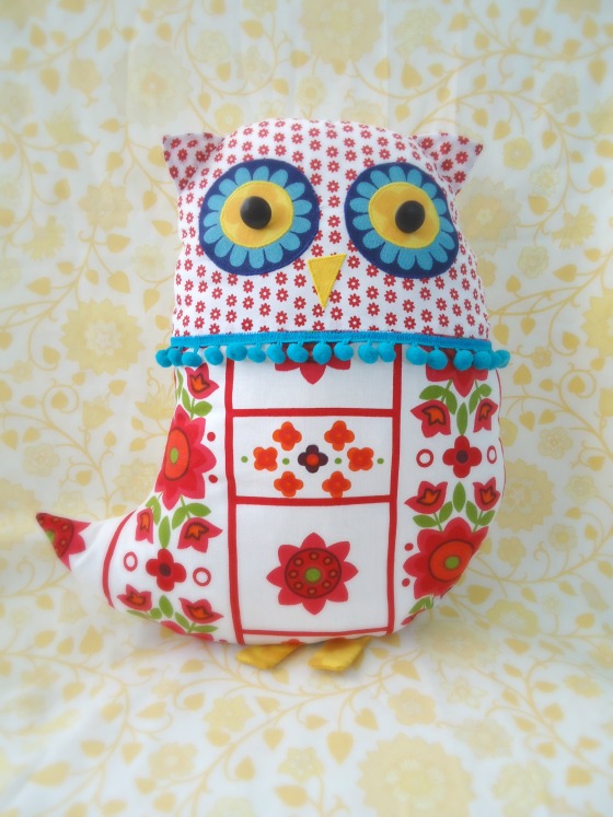 modflowers: owl cushion with bobble trim