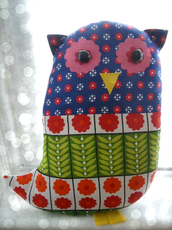 modflowers: vintage fabric owl cushion