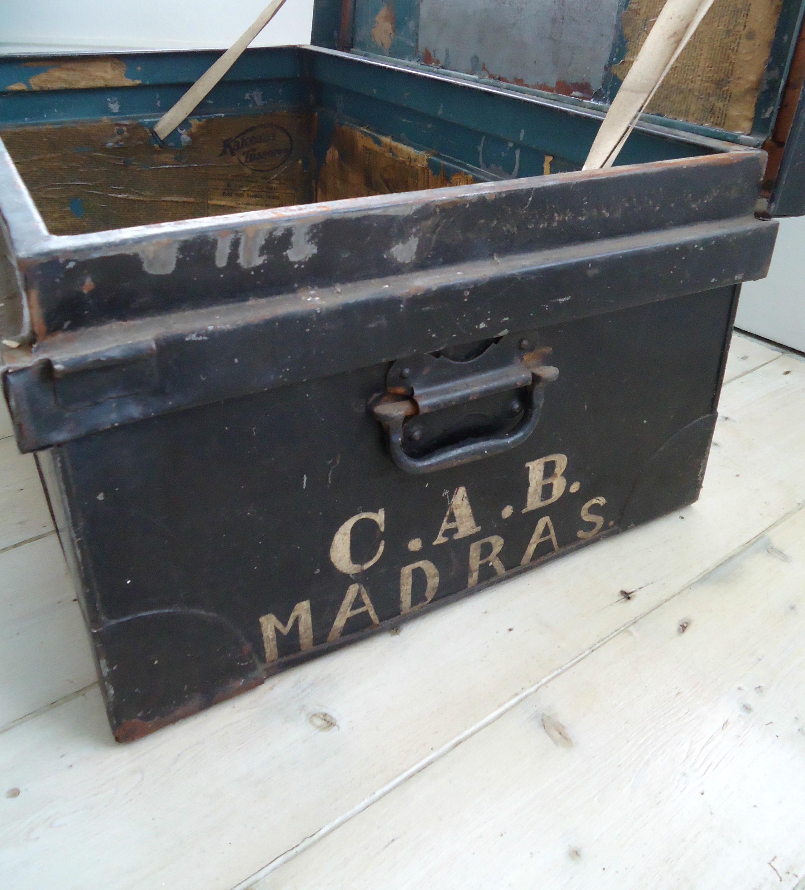 modflowers: vintage tin trunk