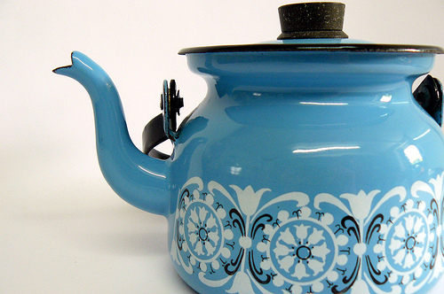 modflowers: finel enamel teapot, via Planet Utopia