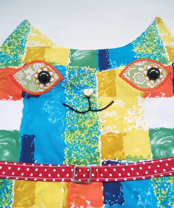 modflowers: vintage fabric cat cushion