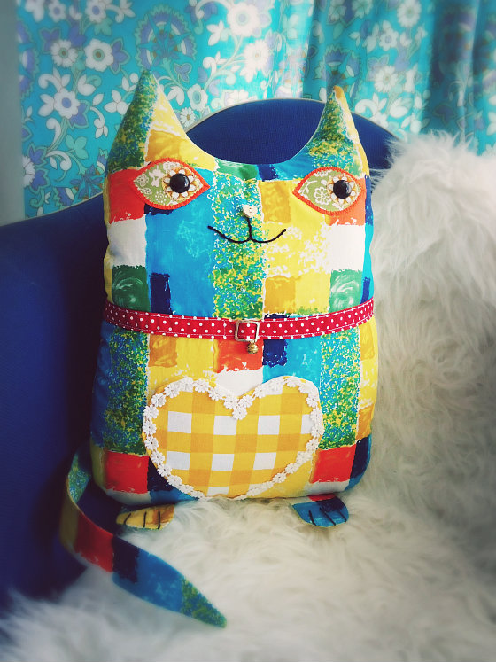 modflowers: vintage fabric cat cushion