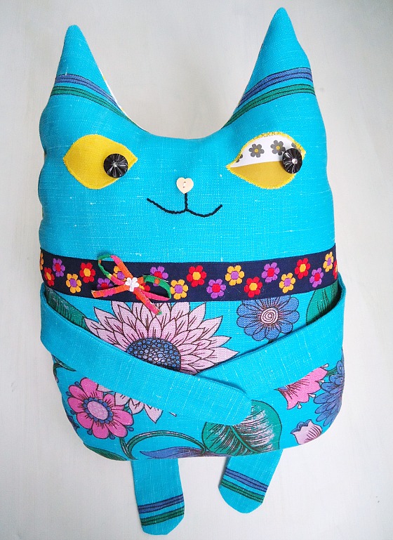 cat cushion turquoise 1 560