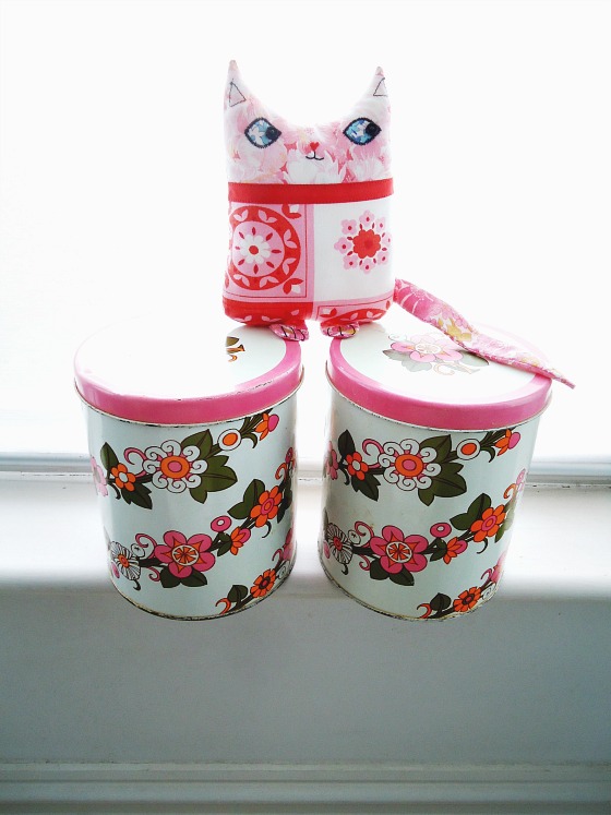 modflowers: pink tins and a cute pink cat