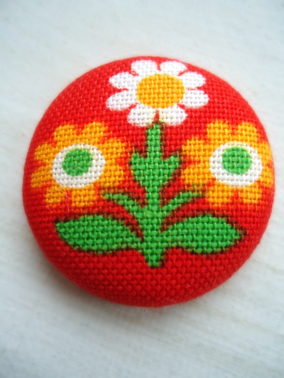 modflowers: vintage fabric cover button