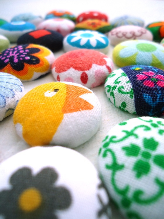 modflowers: vintage fabric buttons!