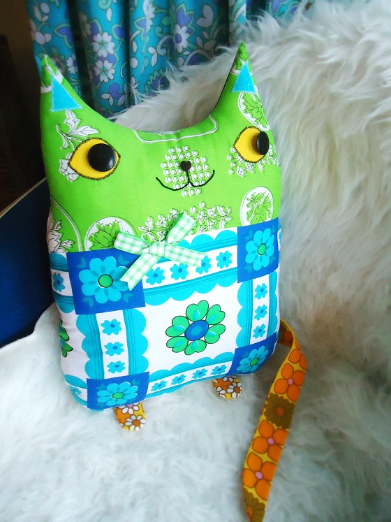 modflowers: vintage fabric cat cushion