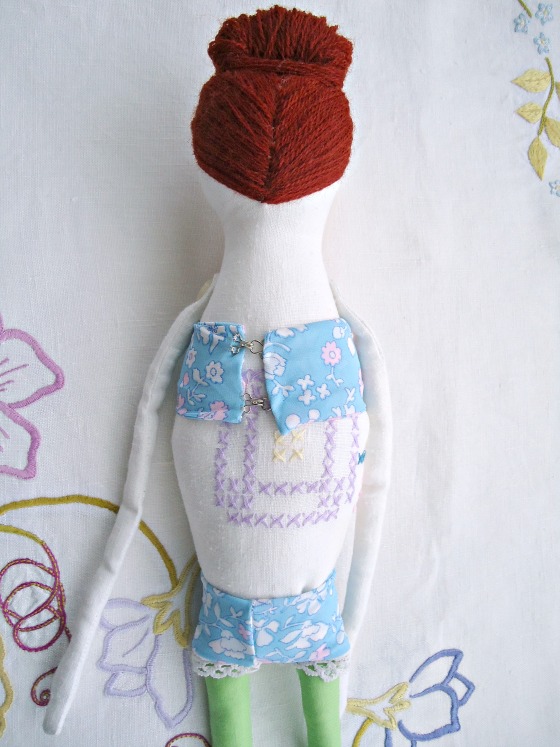 modflowers: doll beatrice beehive - back