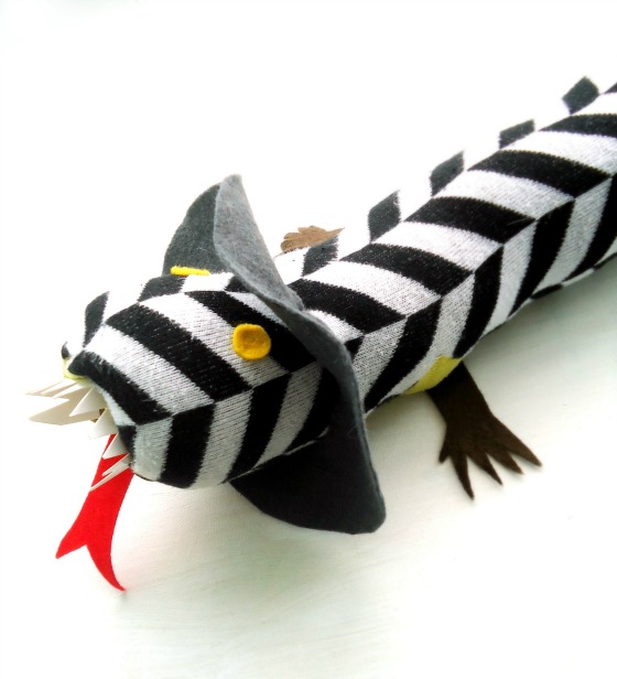 modflowers: children's crafts - making a lizard from old socks