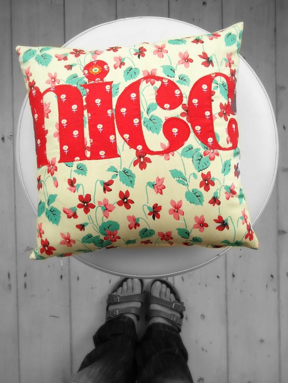 modflowers: nice appliqué cushion red