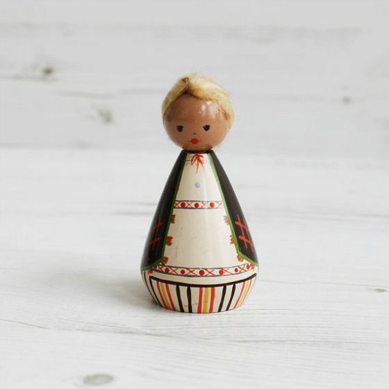 modflowers: vintage wooden doll designed by Salvo 