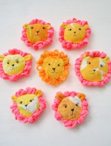 modflowers: change of mood - grumpy lion brooches