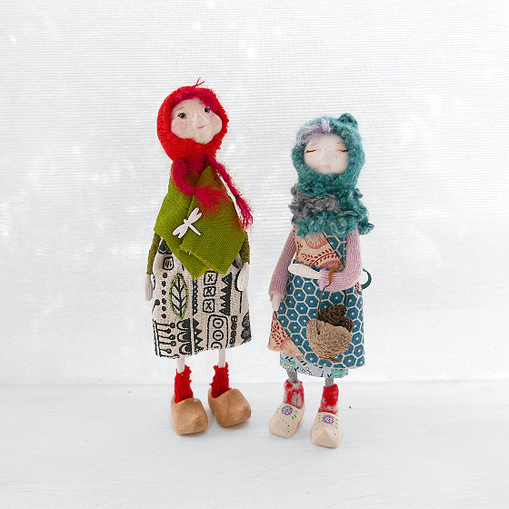 modflowers: winner by a nose - two dolls wearing clogs